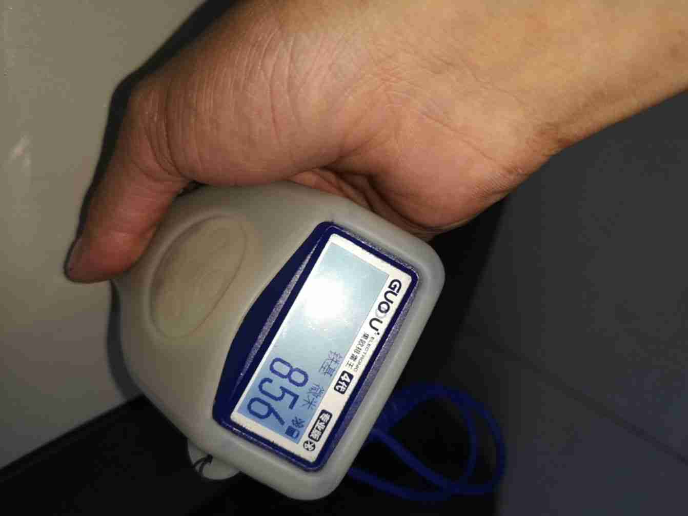 右侧后门钣金痕迹实拍