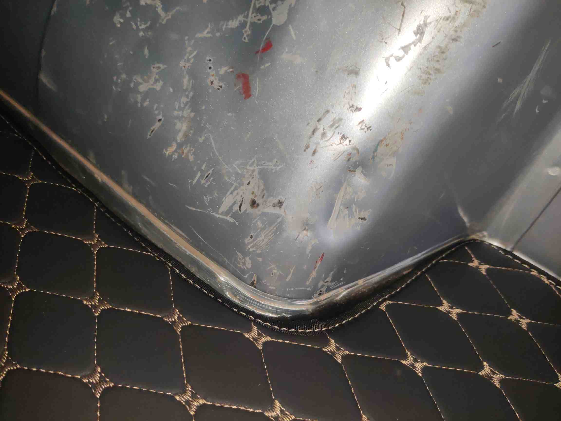 右后减震器座轻微变形实拍