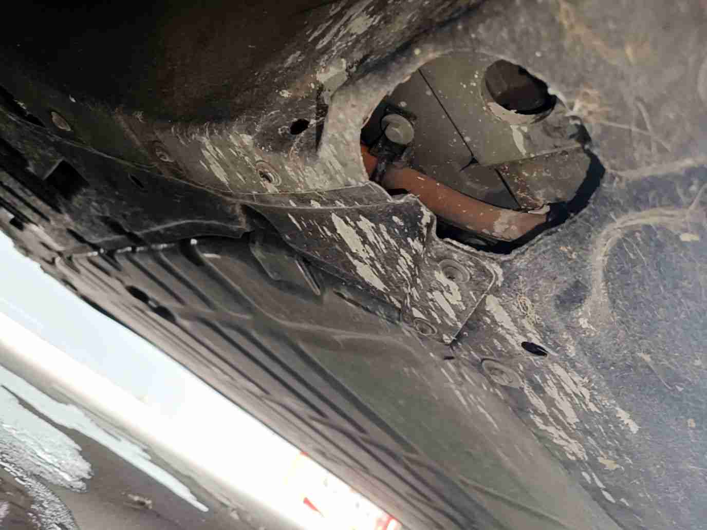 动力电池箱底护板剐蹭及拆卸痕迹实拍