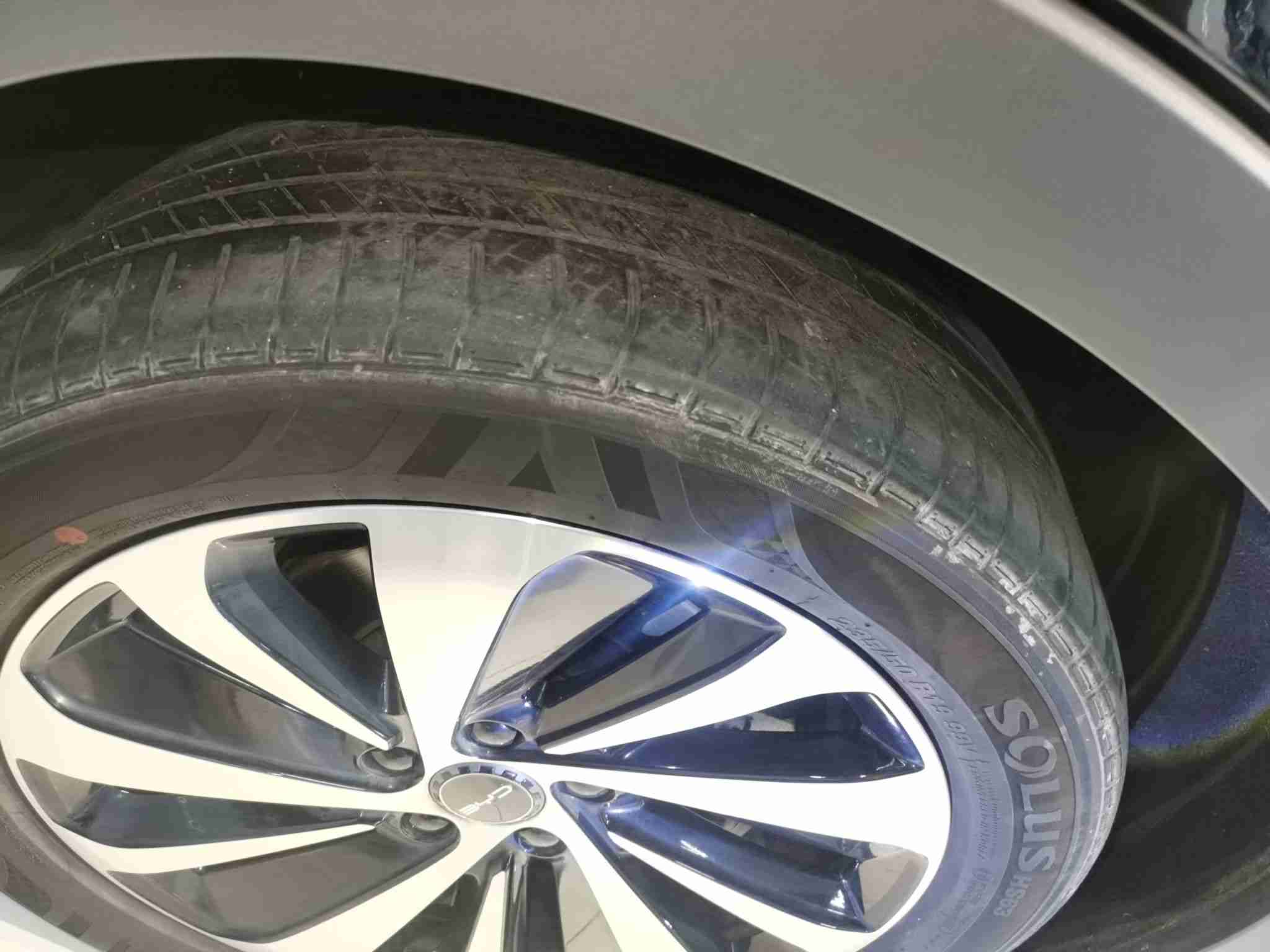 右前轮胎磨损到极限状态实拍