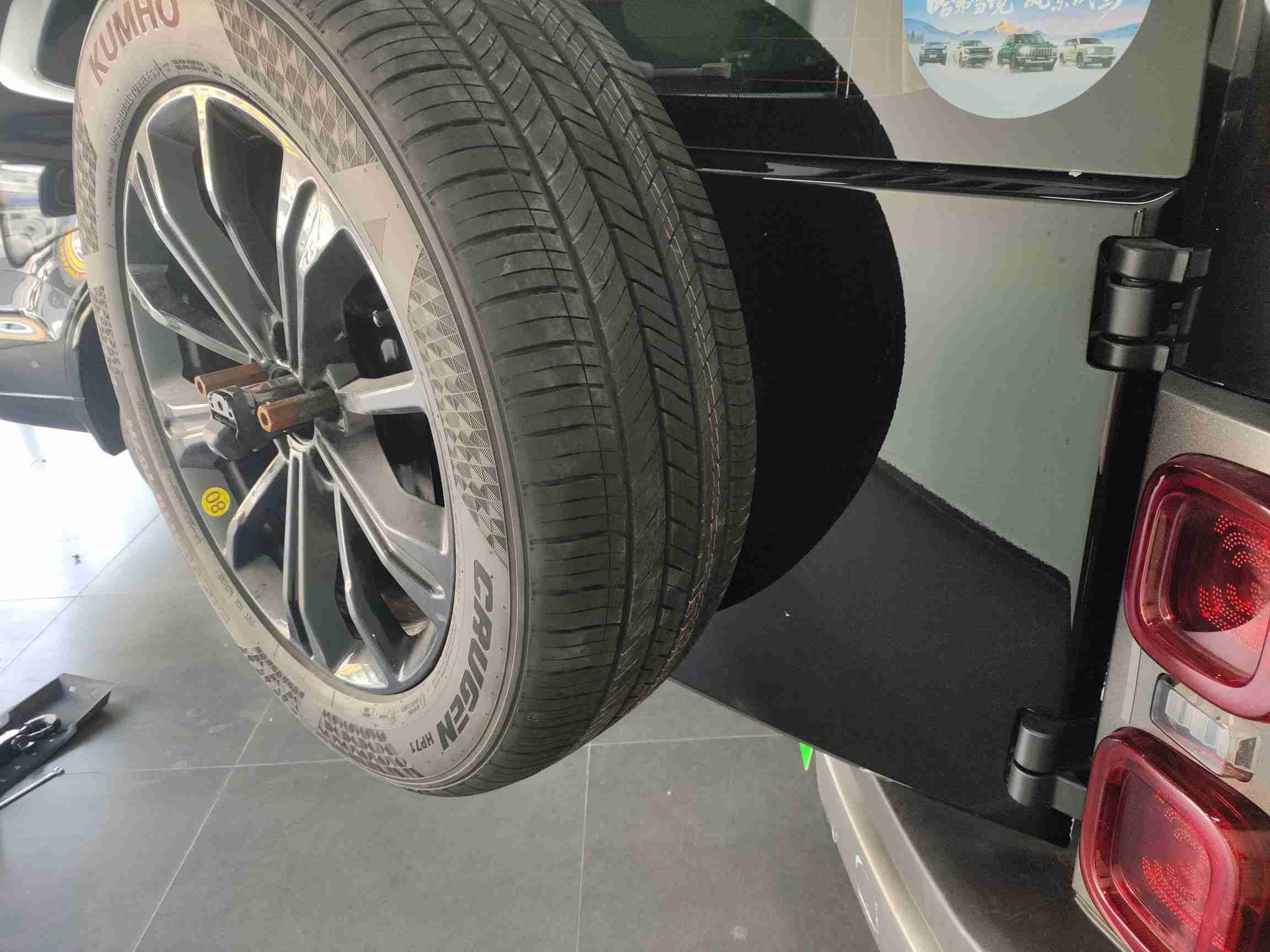 后备箱盖喷漆修复痕迹实拍
