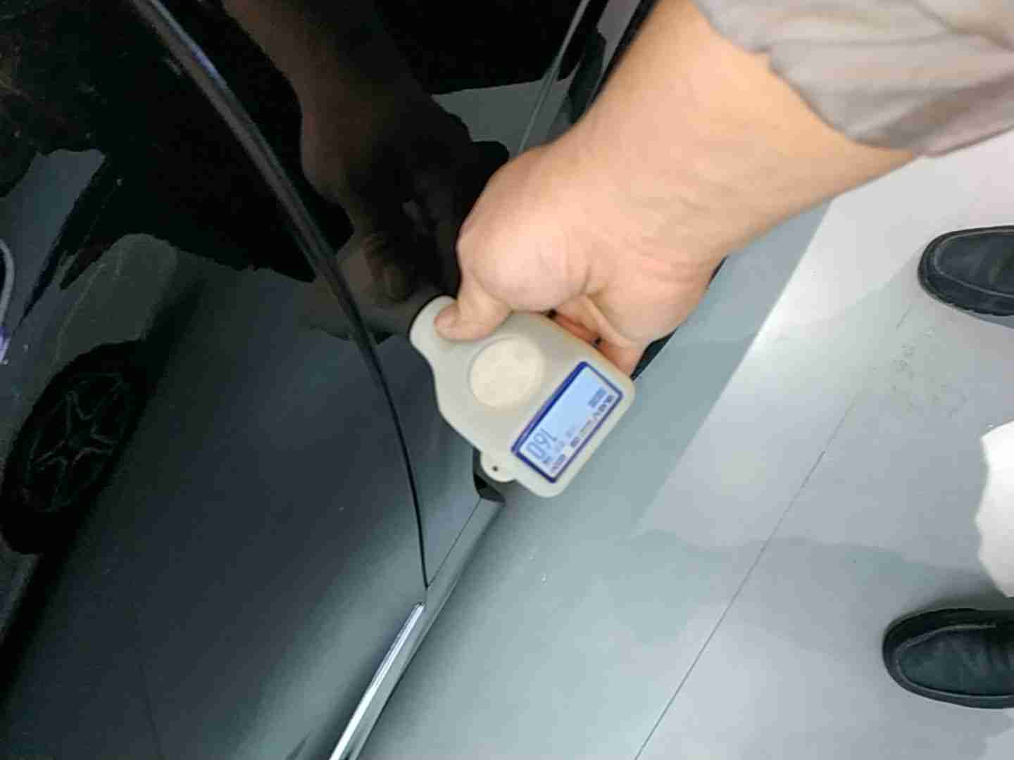 左后翼子板局部喷漆修复痕迹实拍