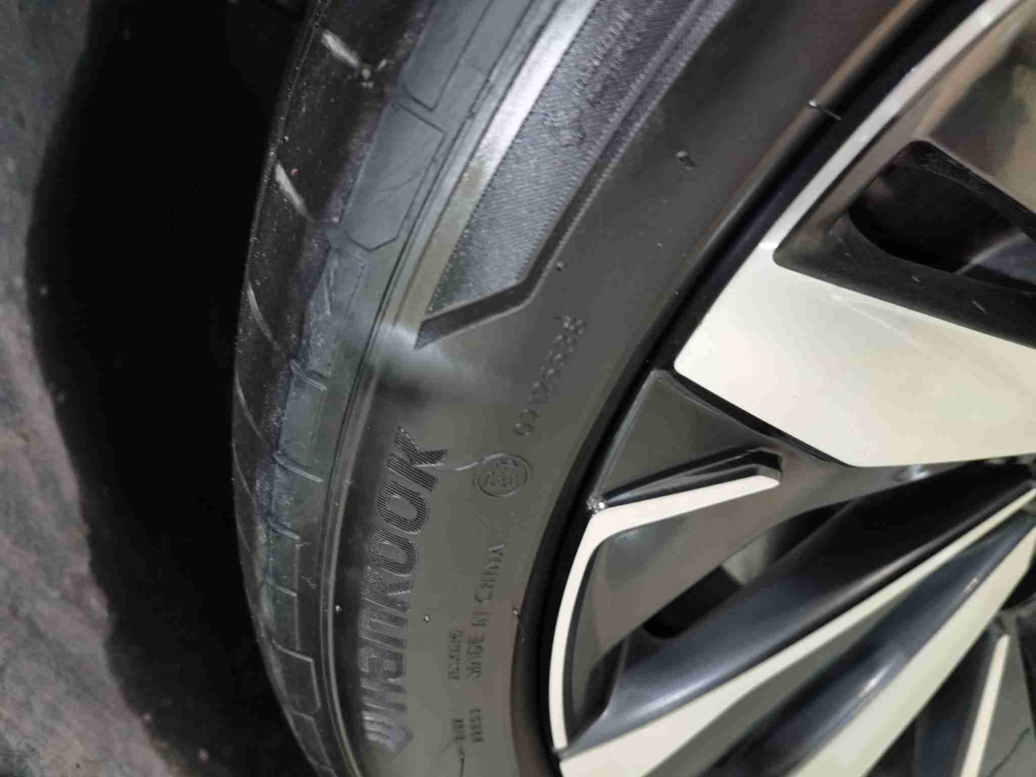 右前轮胎鼓包情况实拍