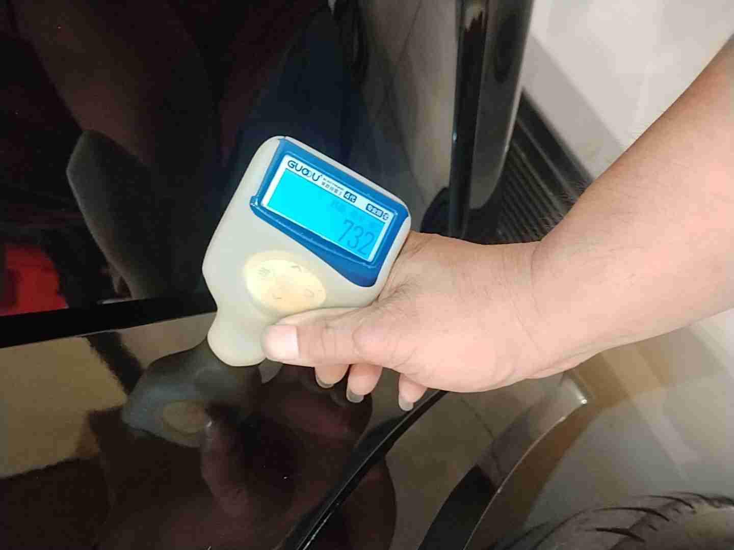 左前翼子板钣金补漆痕迹实拍