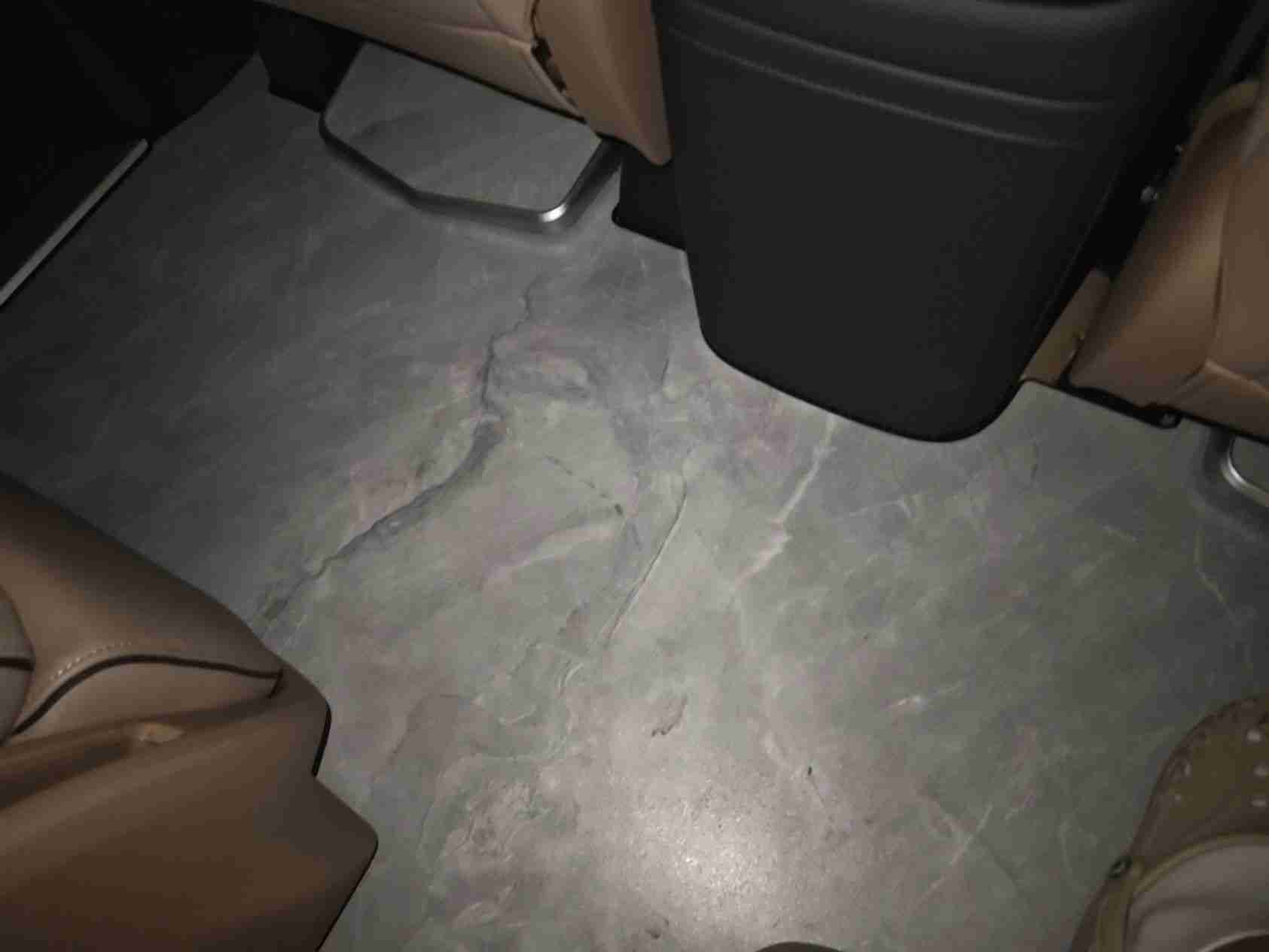 车辆内部地板改装实拍