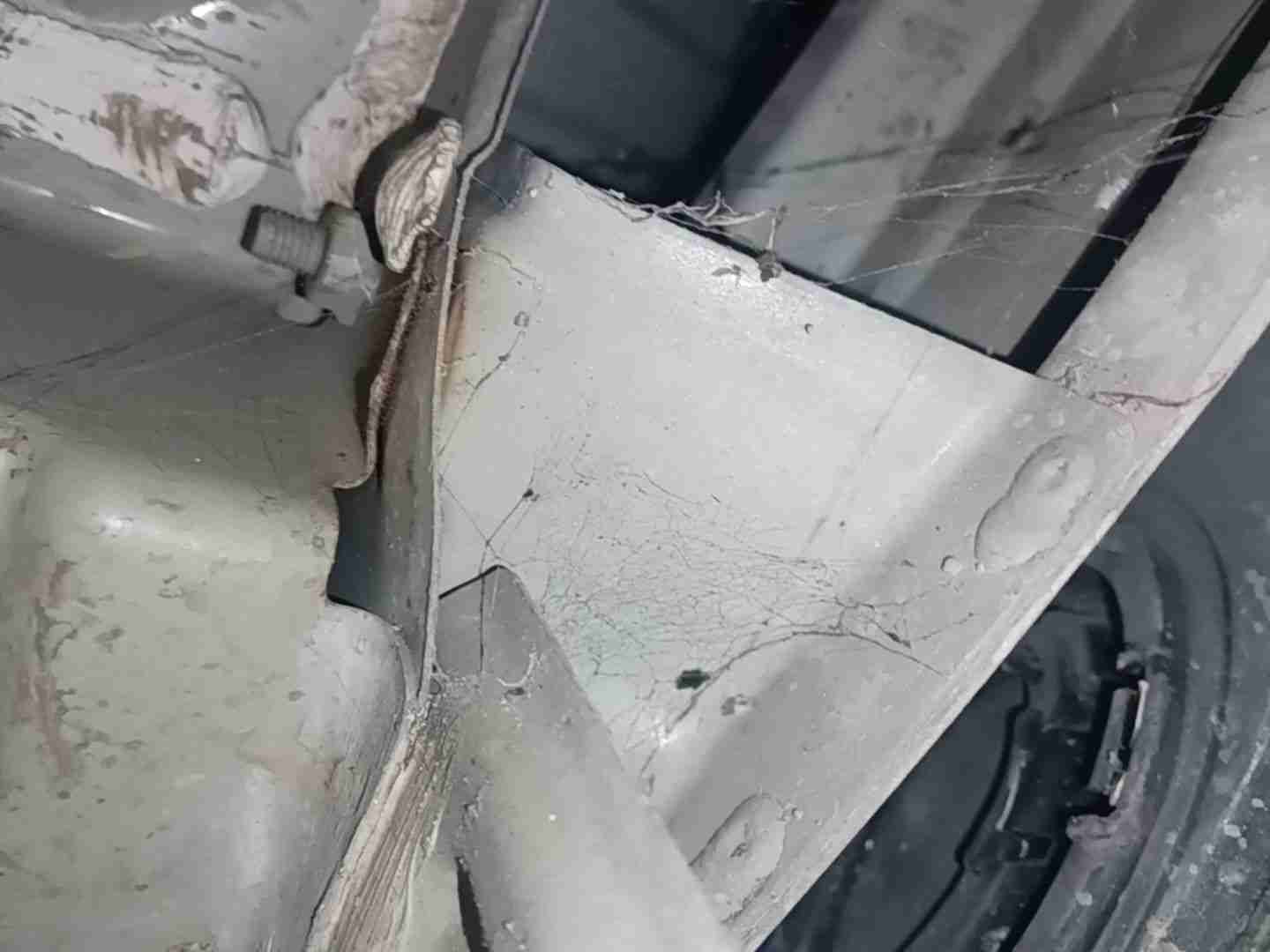 后防撞梁变形情况实拍