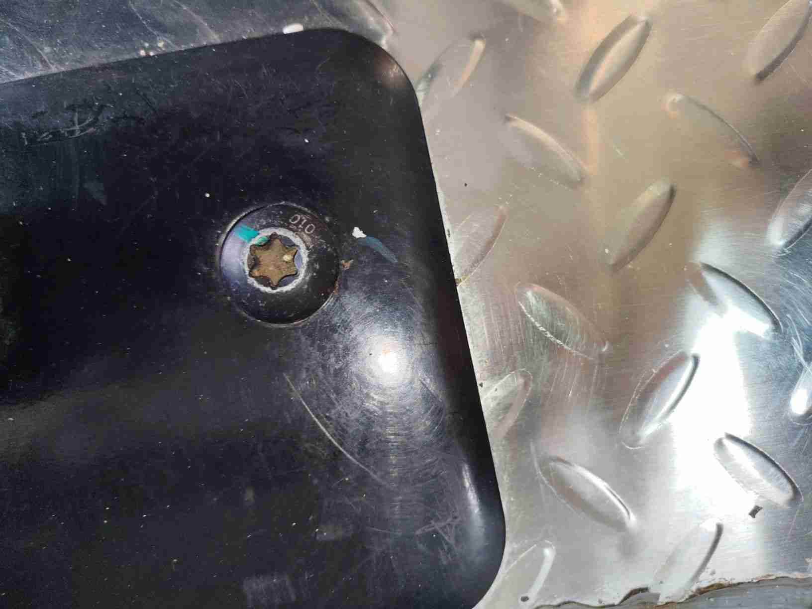 右后第二排座椅滑轨拆卸痕迹实拍