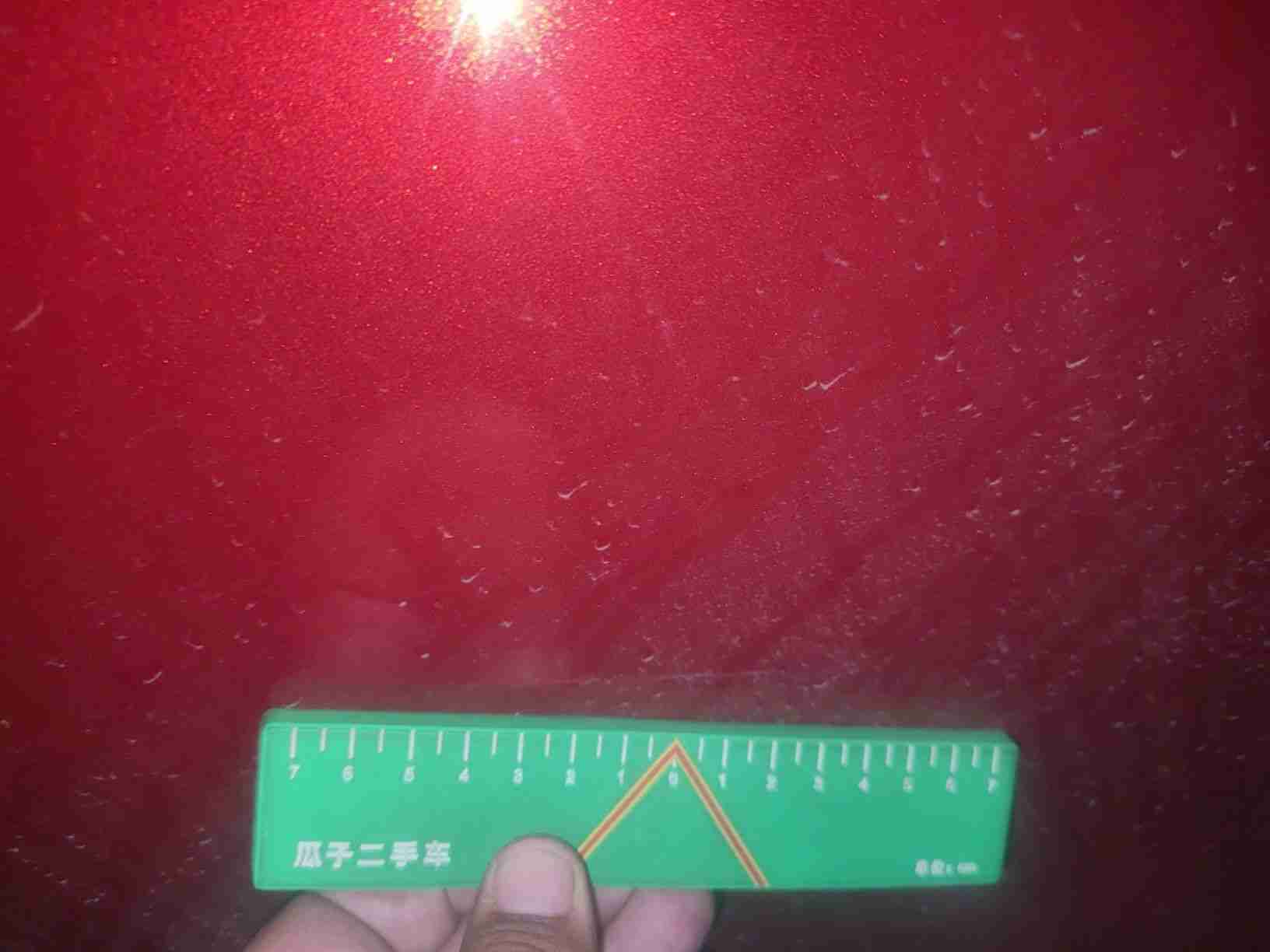 右侧前门漆面损伤实拍