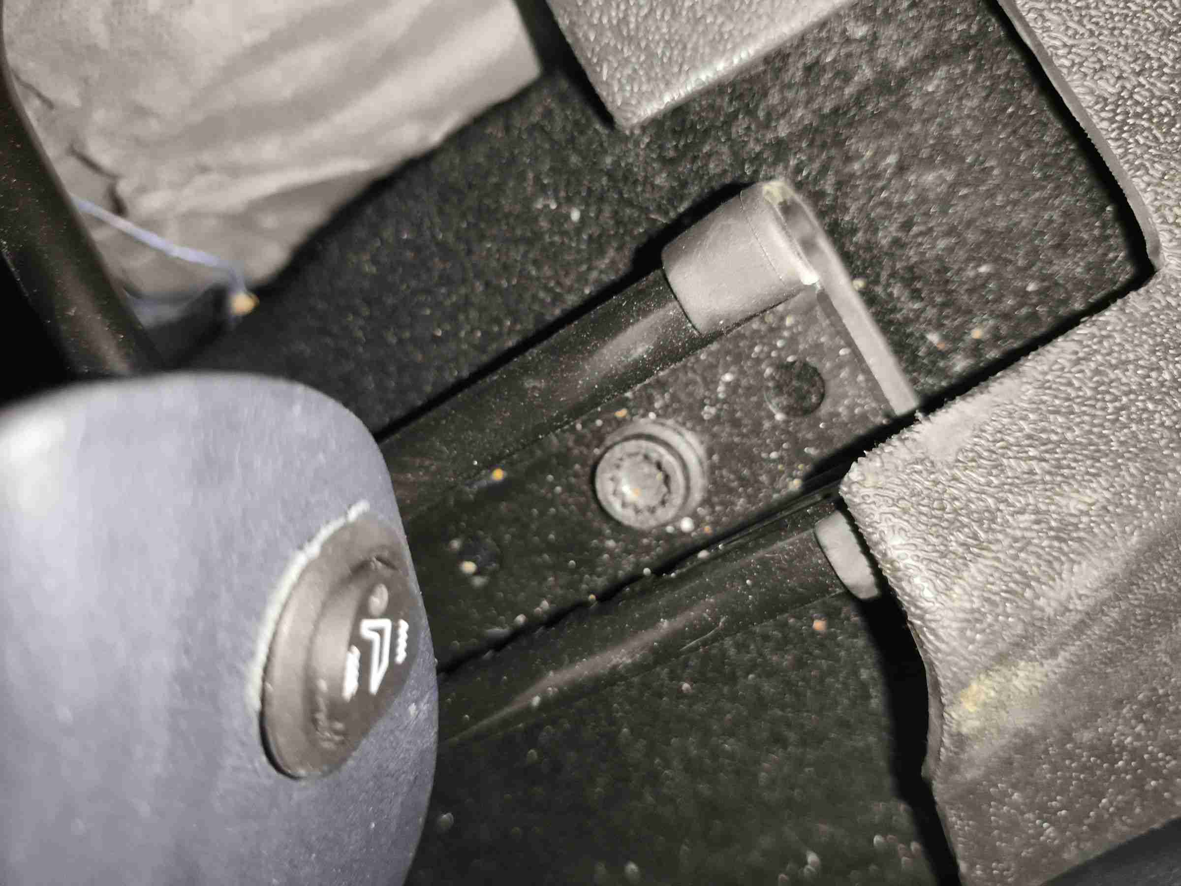 右前座椅滑轨拆卸痕迹实拍
