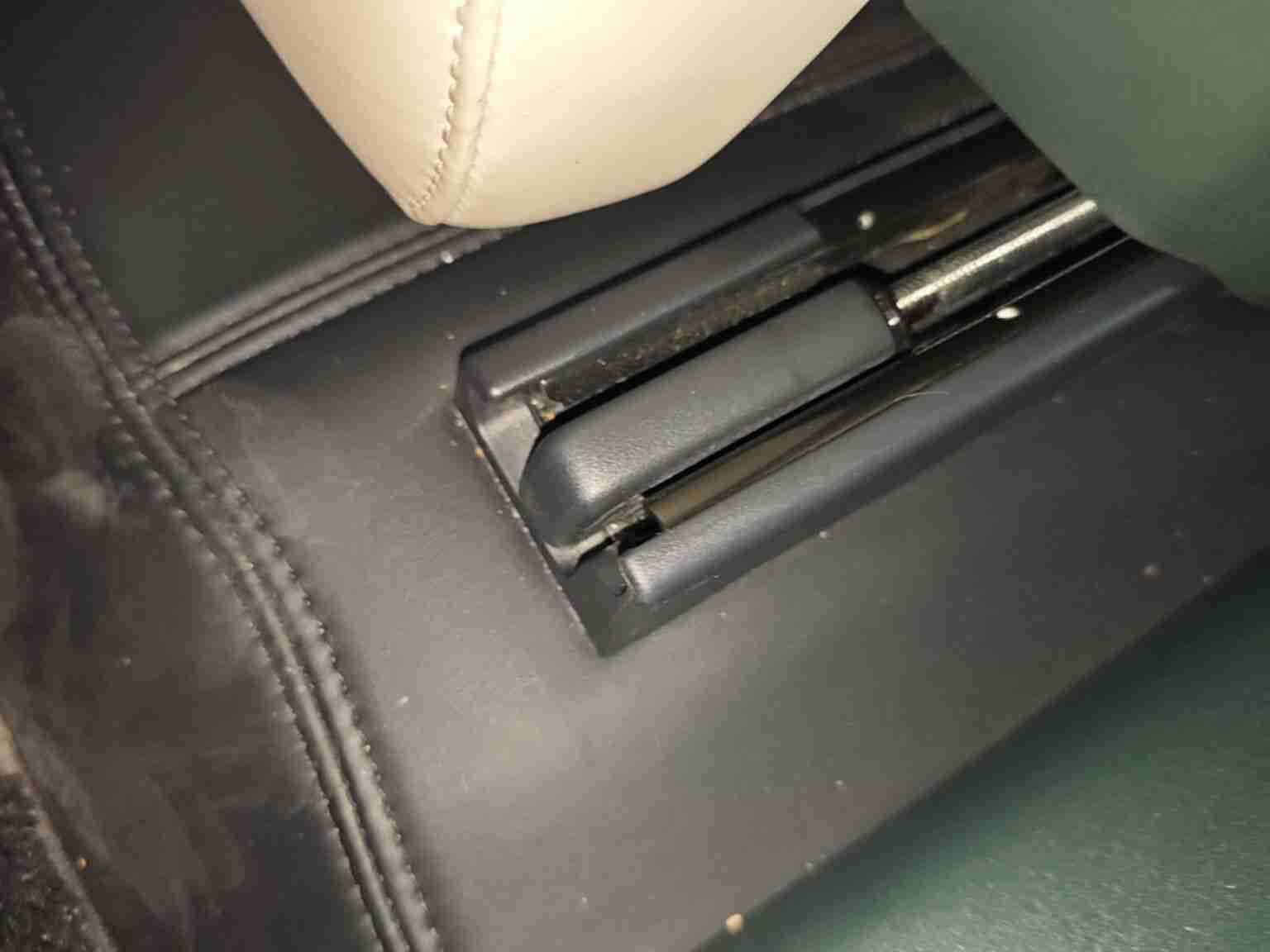 左前座椅滑轨安装螺丝拆卸痕迹实拍