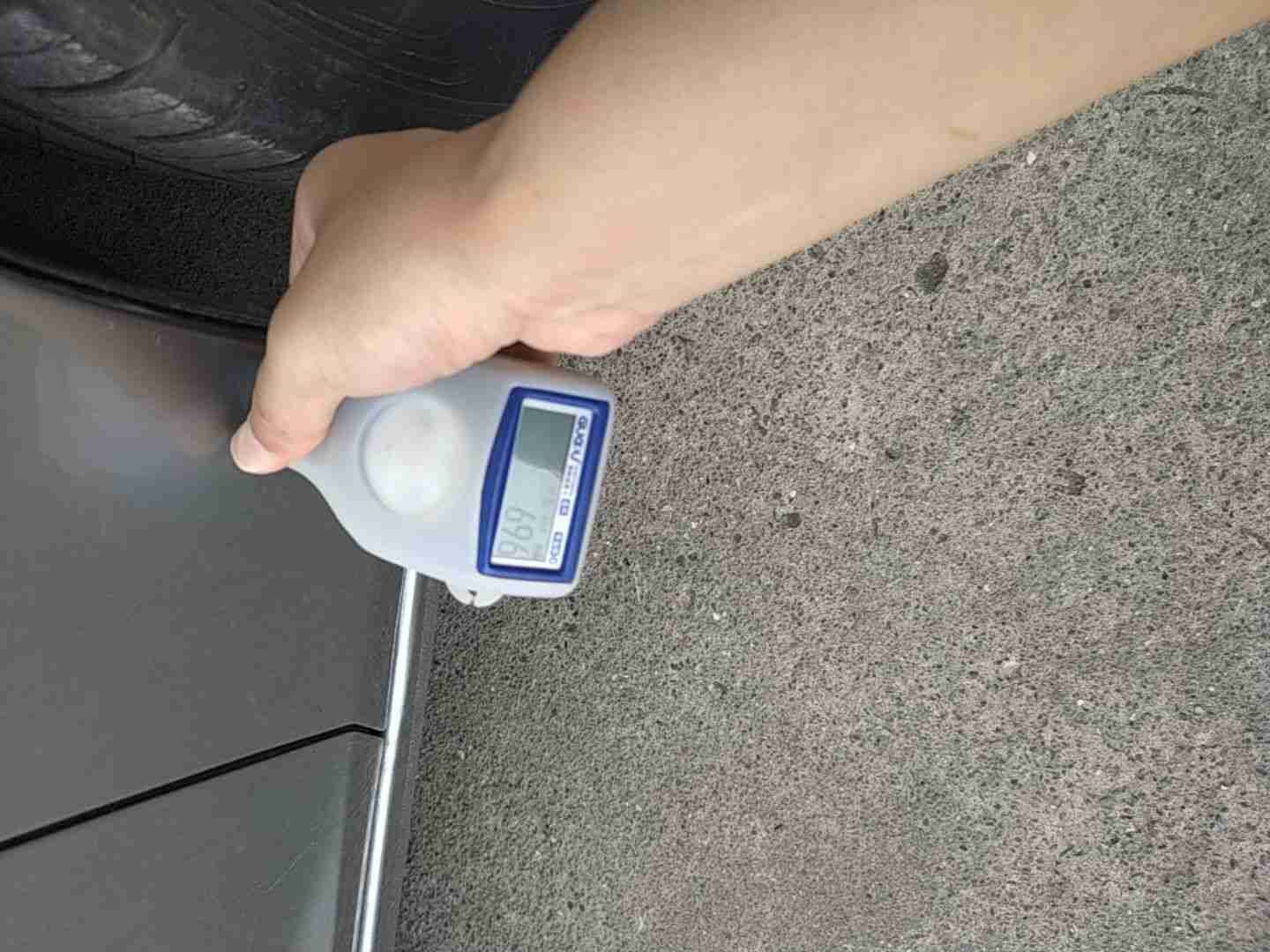 右前翼子板钣金痕迹实拍