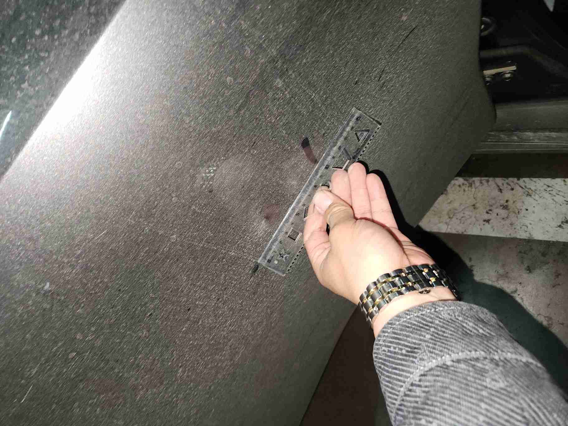 右后车门钣金变形实拍