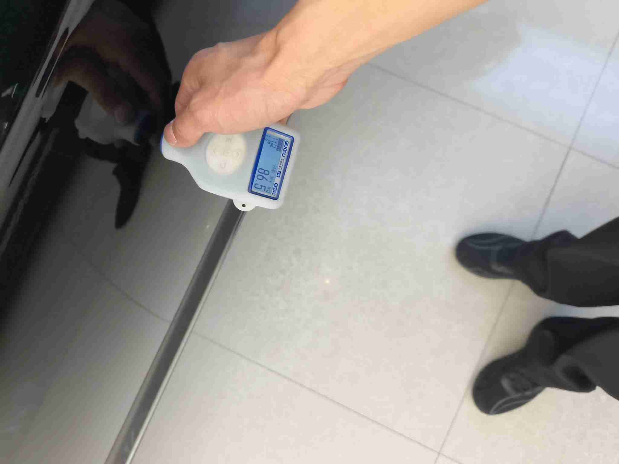 左侧前门喷漆修复痕迹实拍