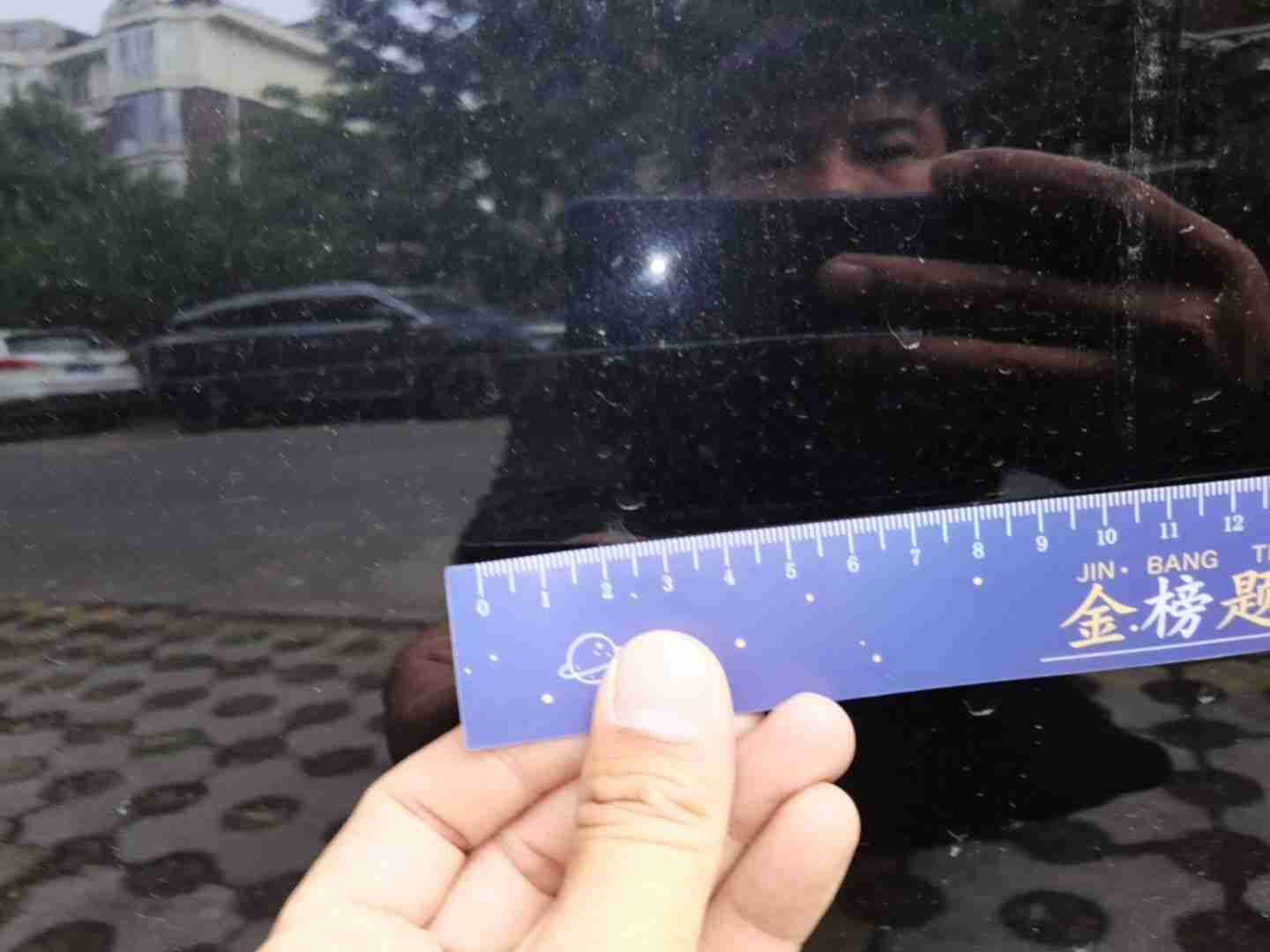 左侧前门漆面存在超过10厘米的未漏底漆刮伤