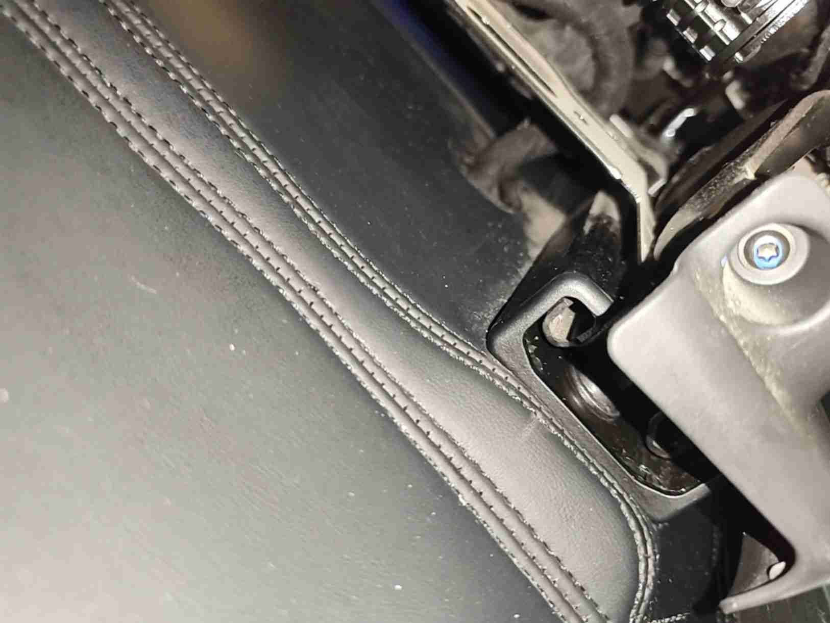 左前座椅滑轨拆卸痕迹实拍