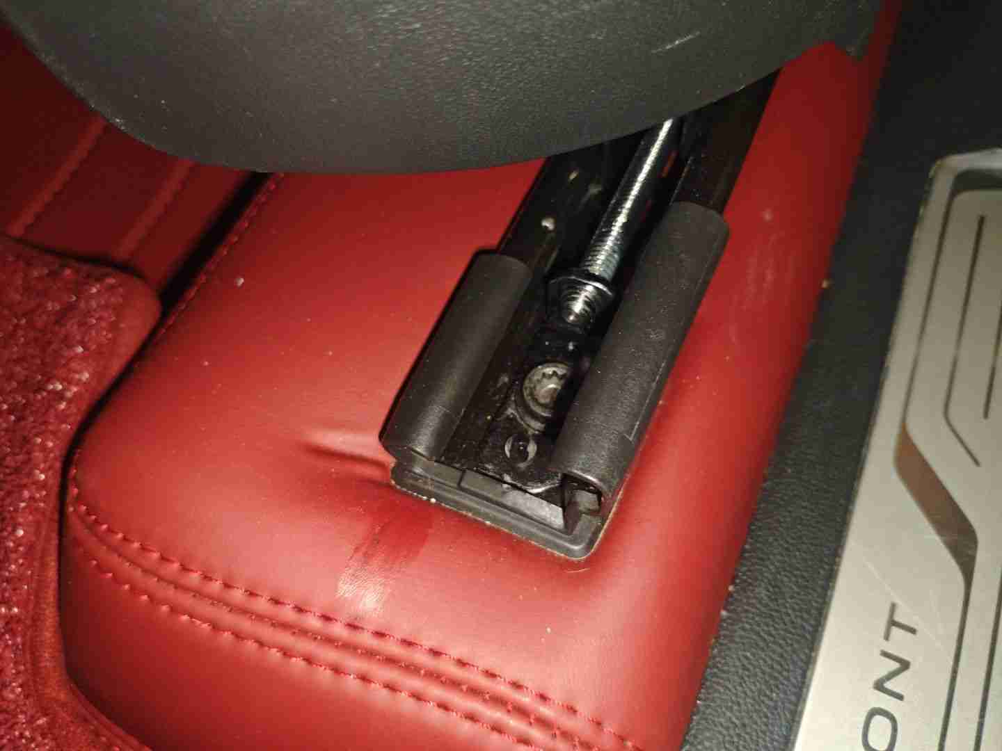 左前座椅滑轨螺丝拆卸痕迹实拍