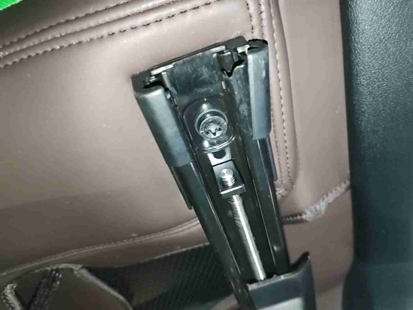 右前座椅滑轨拆卸痕迹实拍