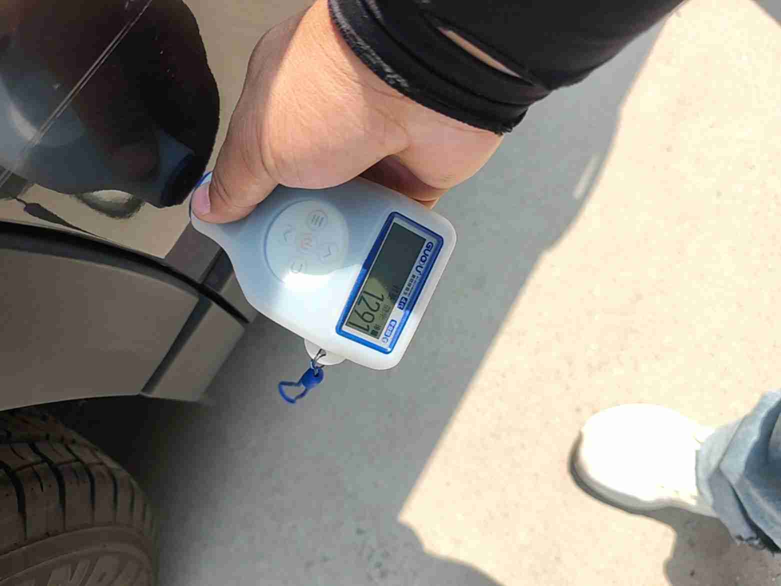 右侧后门漆面钣金修复痕迹实拍