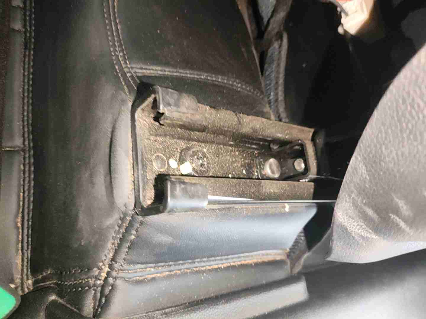 左前座椅滑轨拆卸痕迹实拍