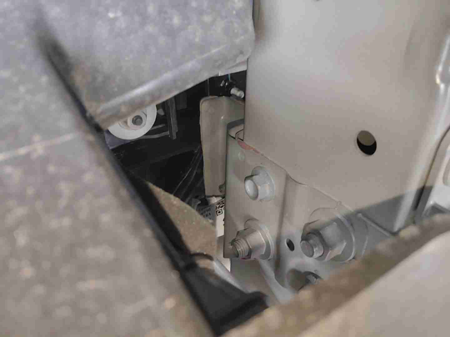 右前纵梁轻微变形部位实拍