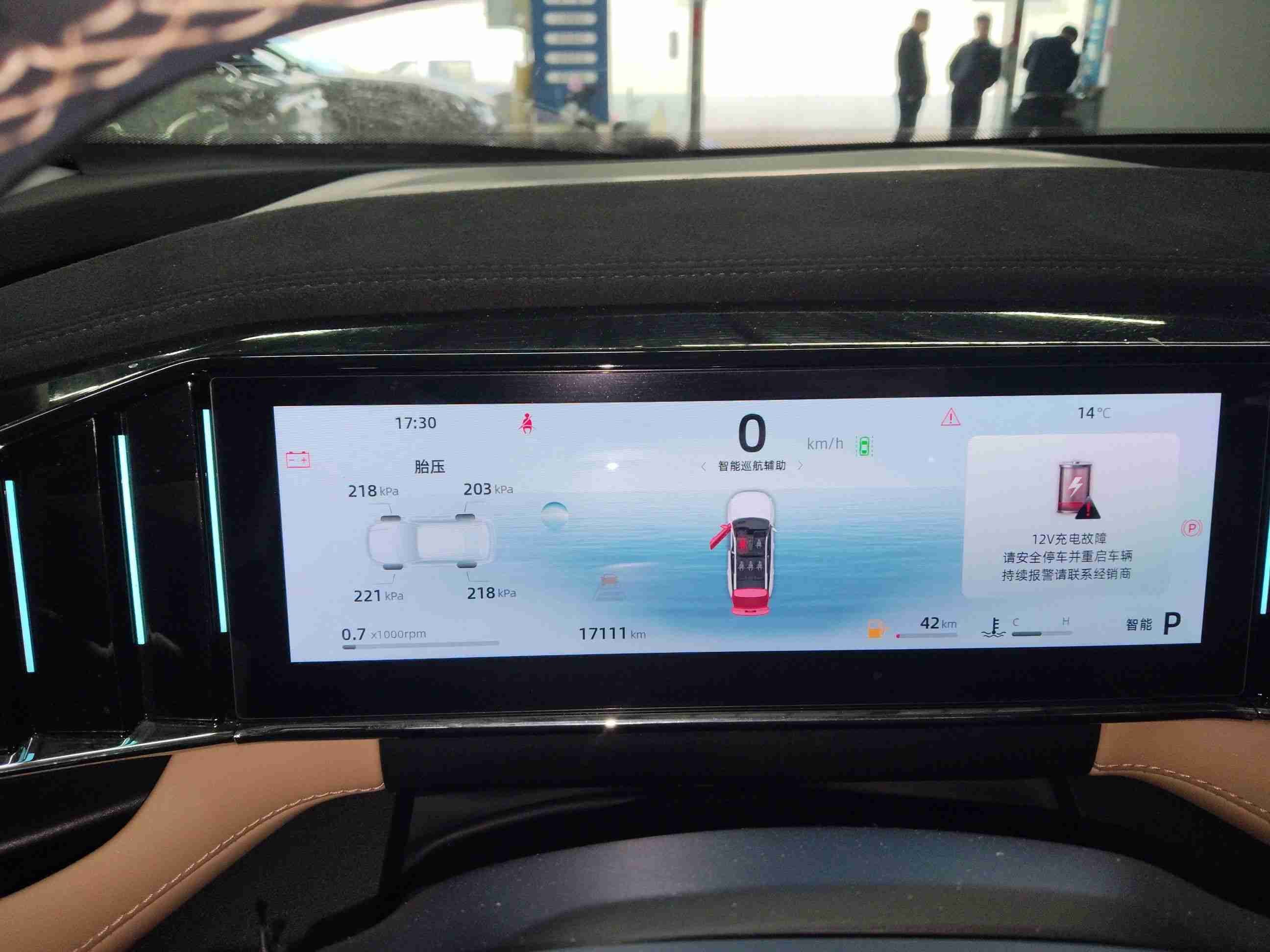 仪表盘电瓶灯异常提示实拍