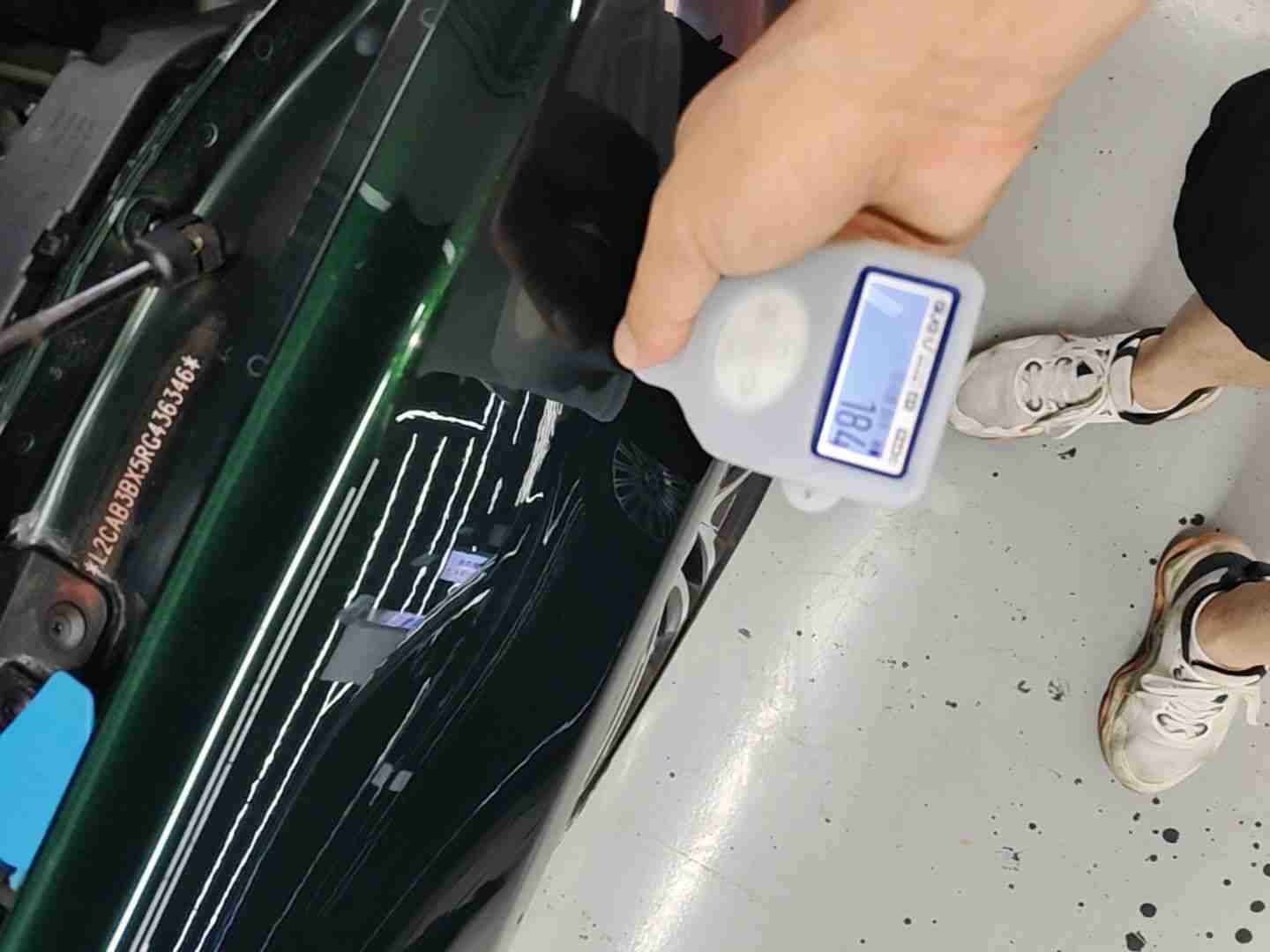 右前翼子板漆面钣金修复痕迹实拍