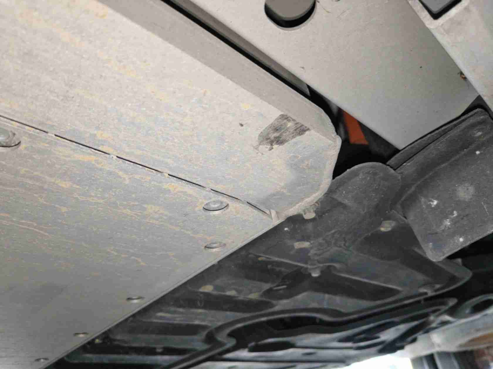 动力电池箱底护板剐蹭实拍