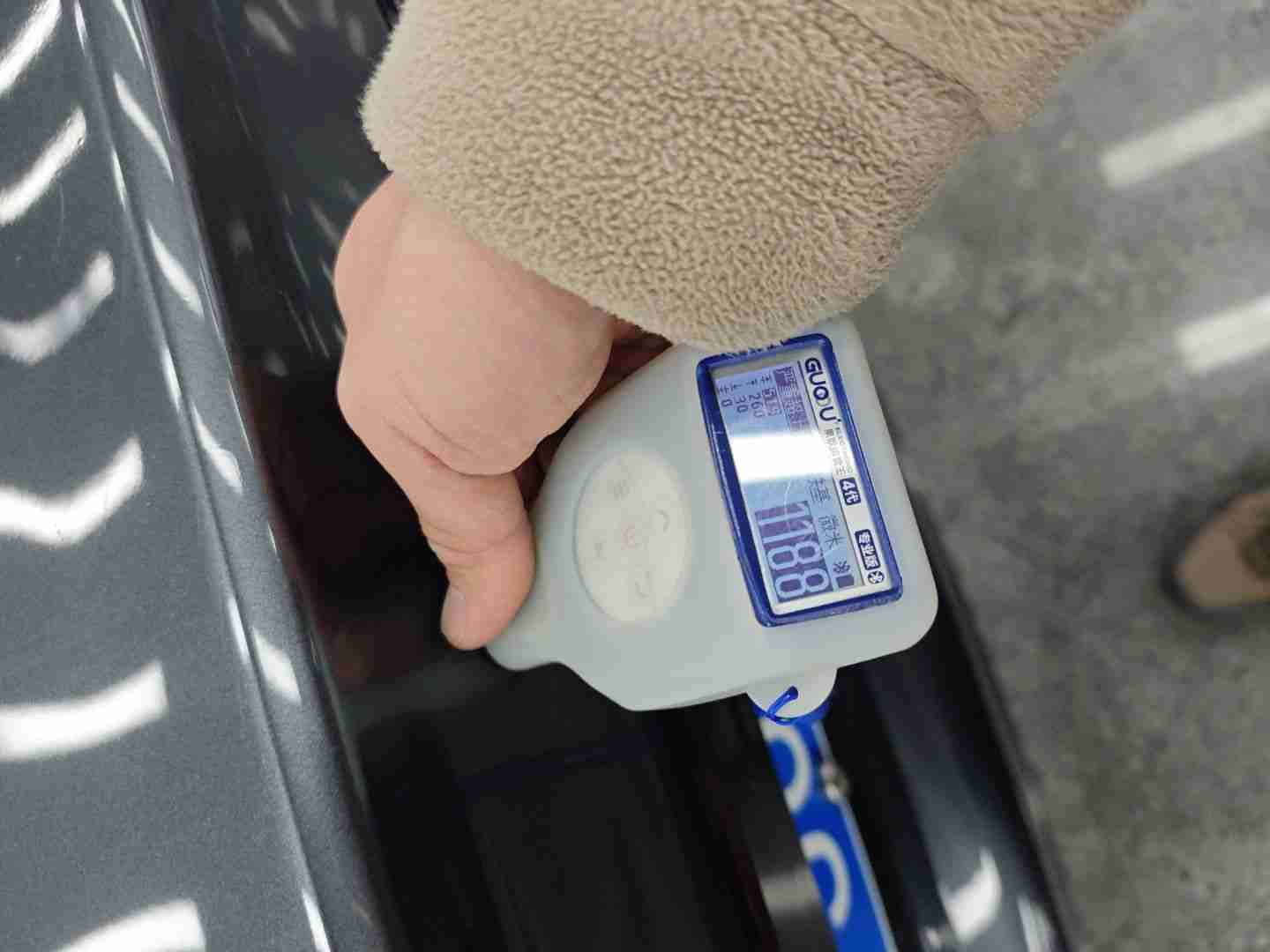 后备箱盖钣金修复痕迹实拍