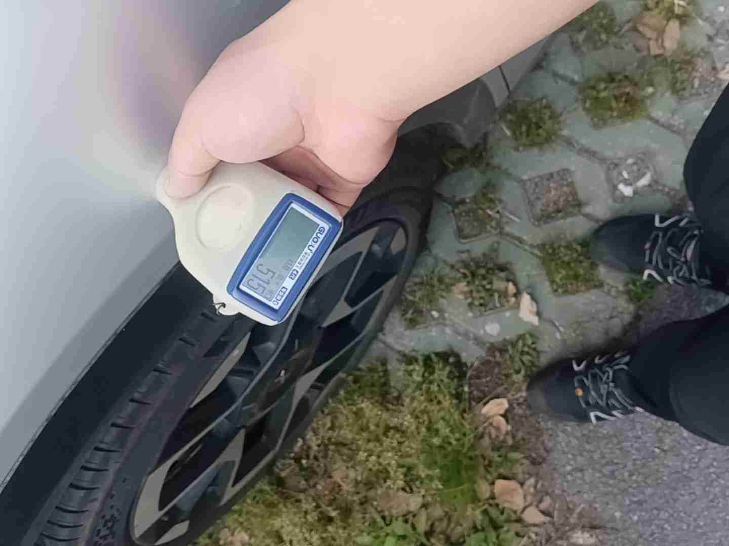 左前翼子板喷漆修复部位实拍