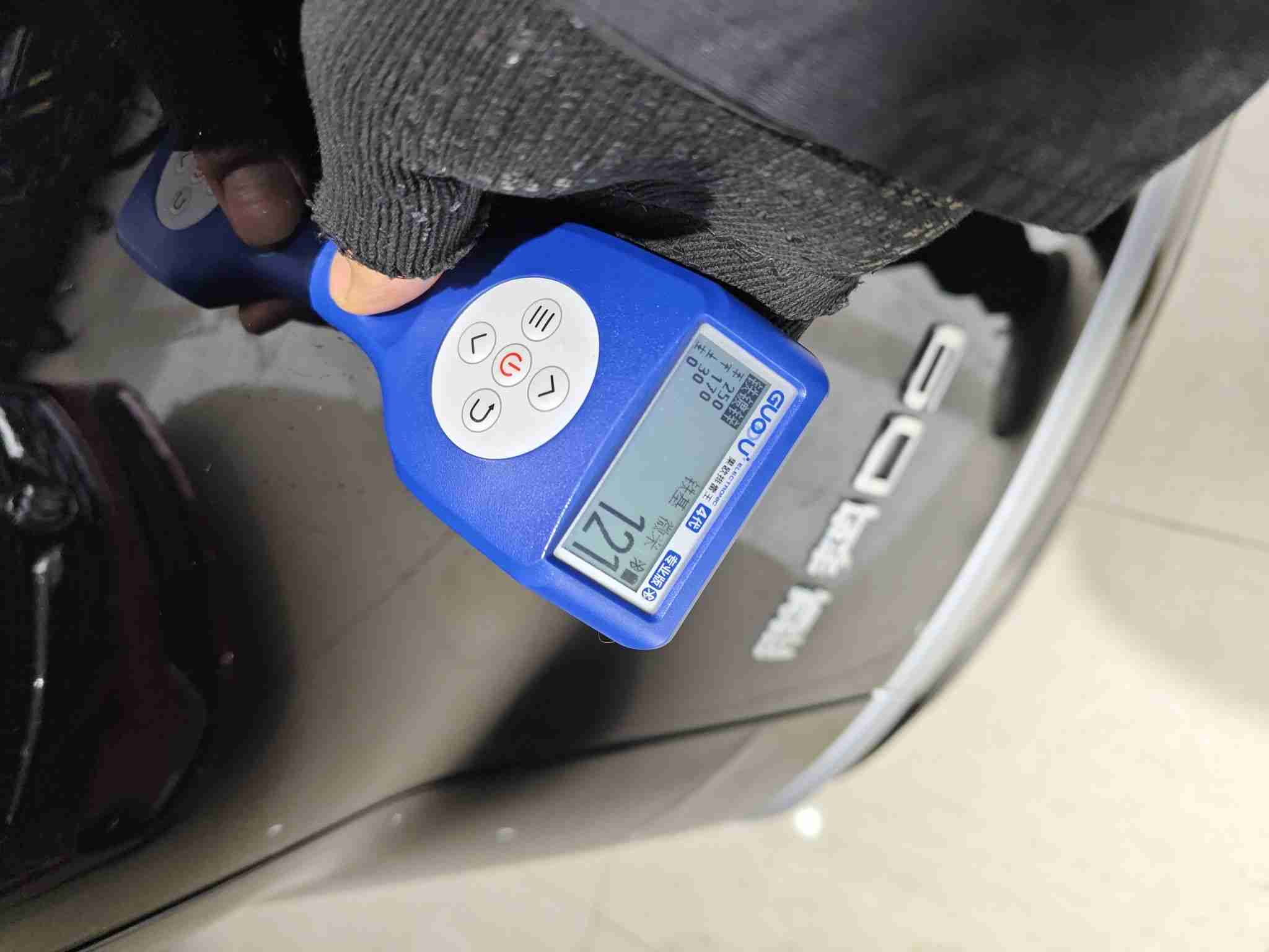 后备箱盖喷漆修复痕迹实拍