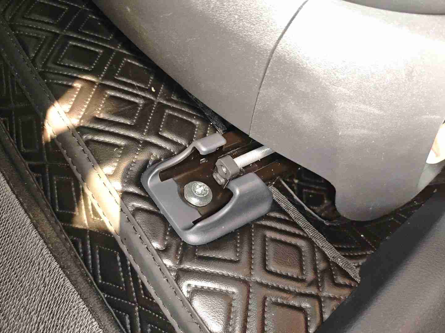 左前座椅滑轨拆卸痕迹实拍