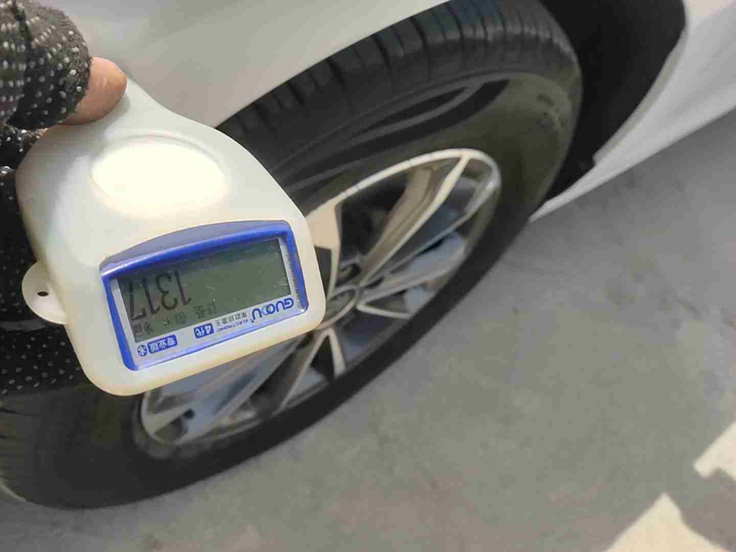 左前翼子板钣金痕迹实拍