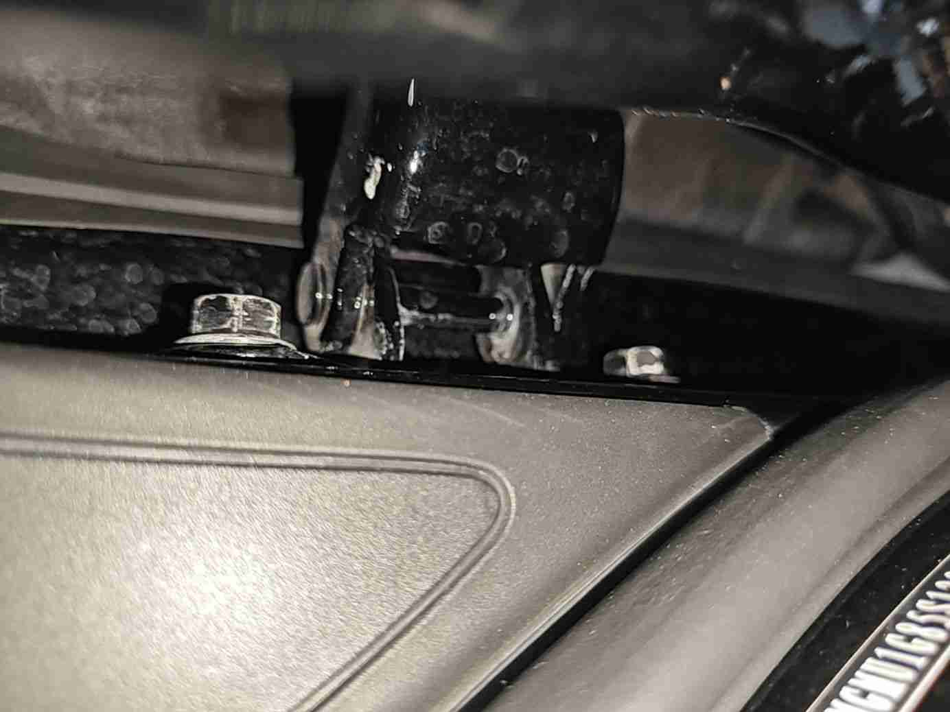 左A柱铰链拆卸痕迹实拍