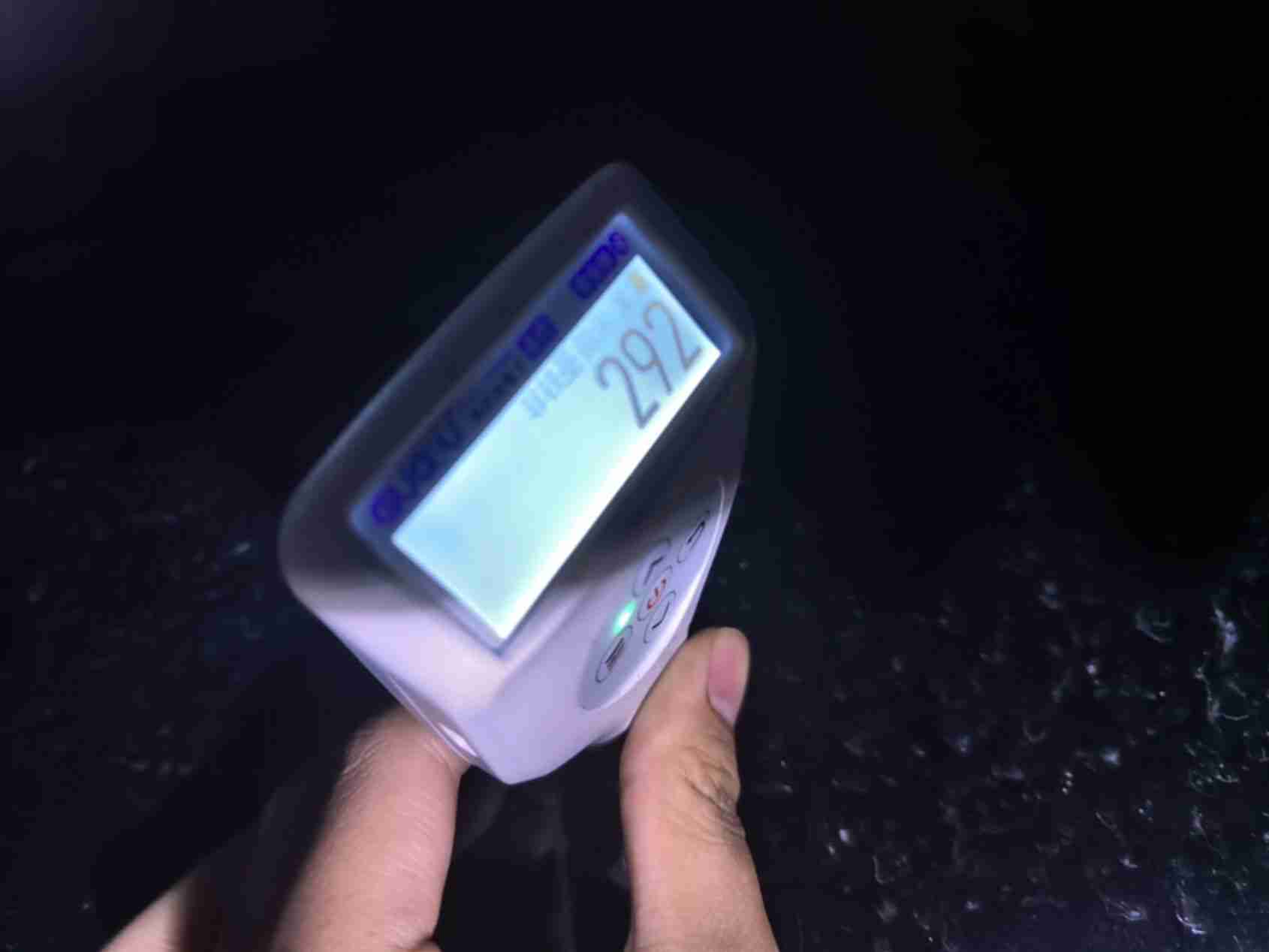 发动机舱盖钣金修复部位实拍