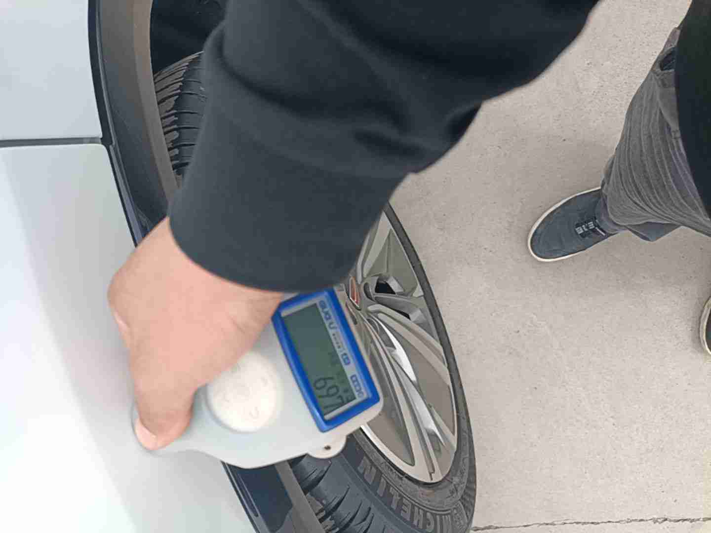 右后翼子板钣金修复痕迹另一角度实拍