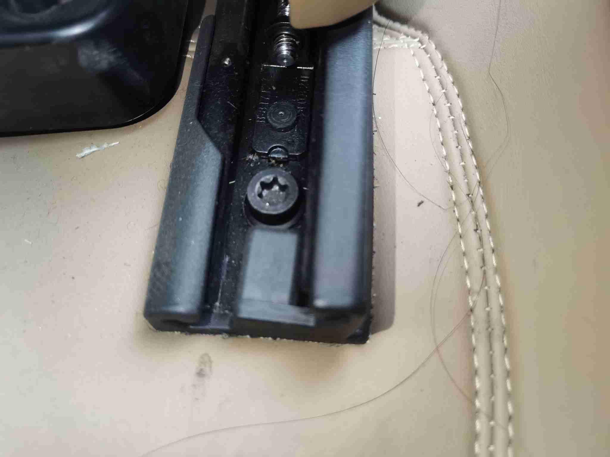 左前座椅滑轨拆卸痕迹实拍