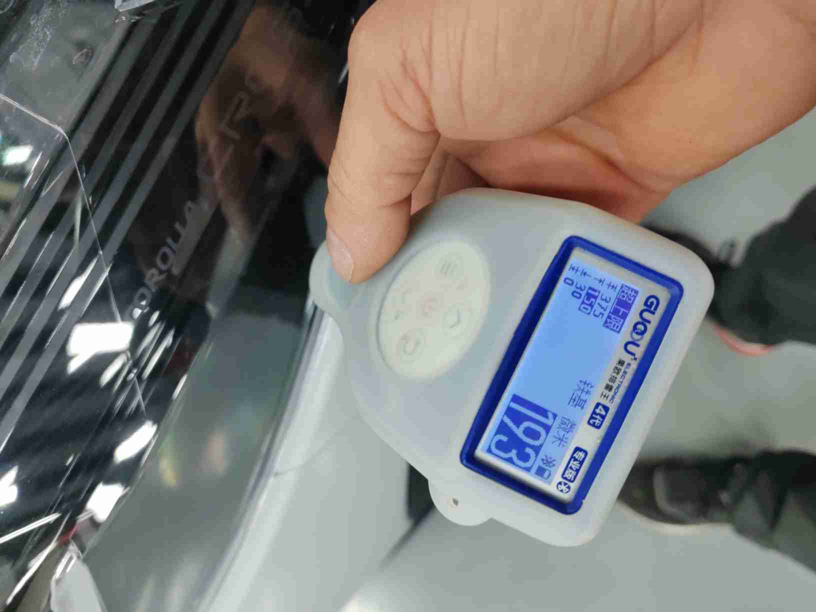 左前翼子板喷漆修复痕迹实拍