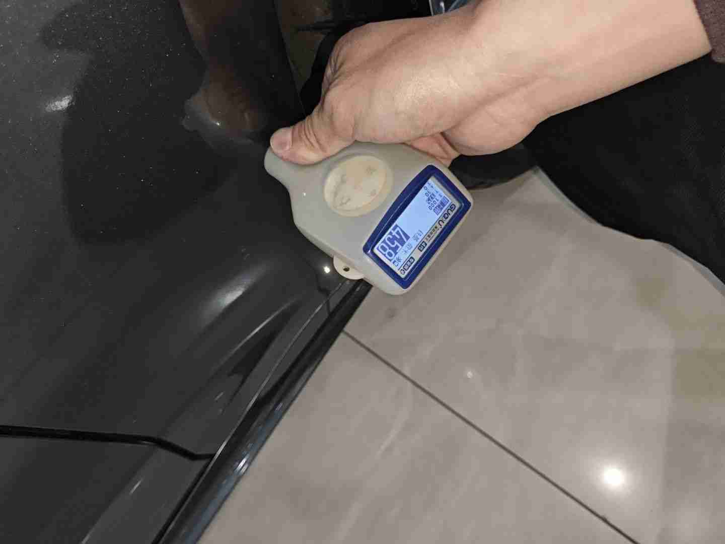 右前翼子板钣金修复痕迹实拍