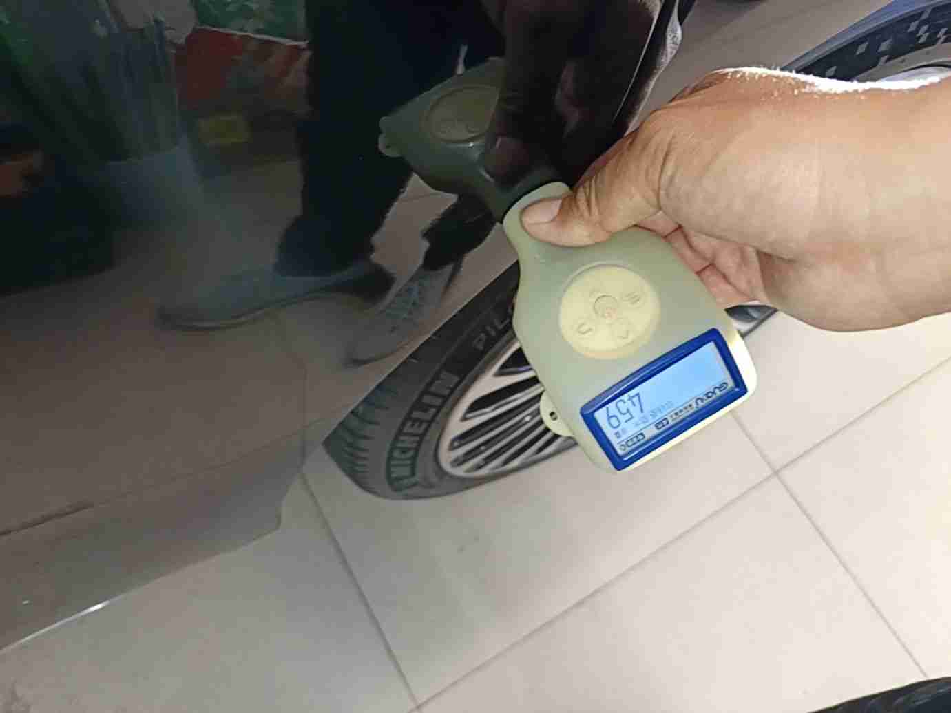 车辆左侧后门钣金修复痕迹展示