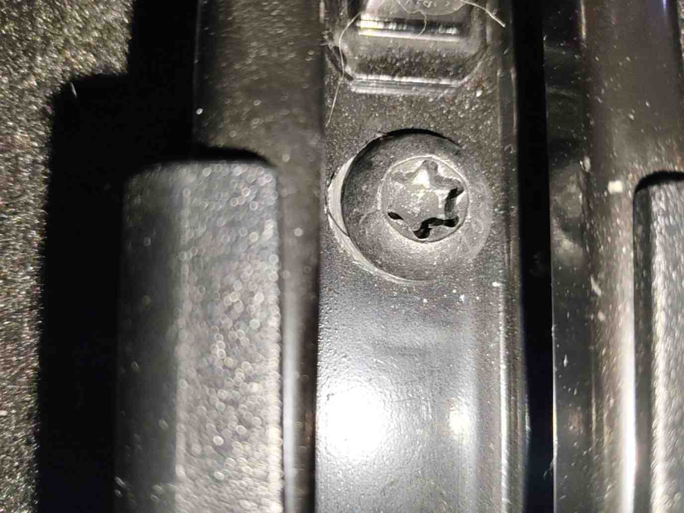 左前座椅滑轨拆卸痕迹实拍