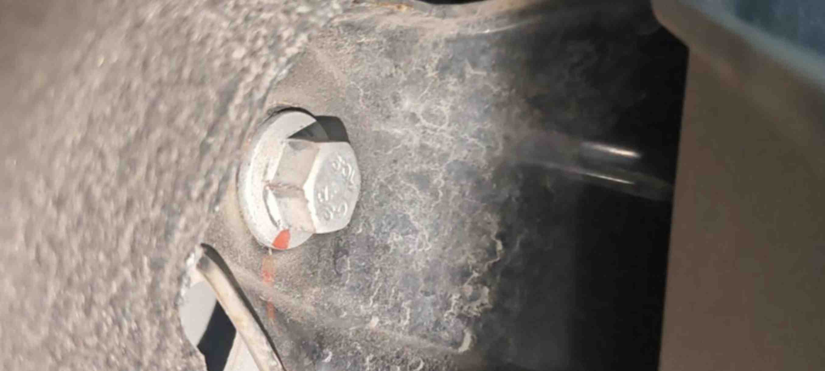 动力电池箱底板拆卸痕迹实拍