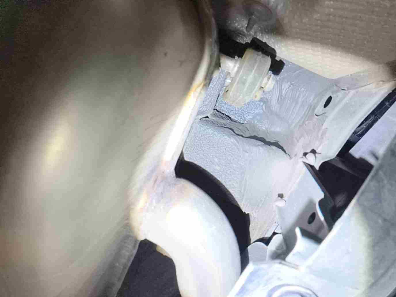 后防撞梁更换痕迹实拍