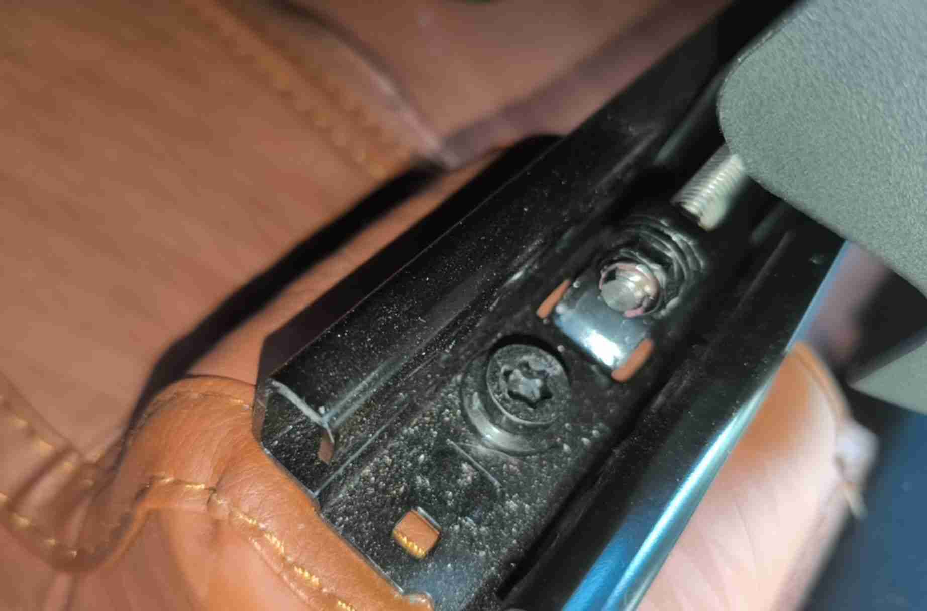 左前座椅滑轨拆卸痕迹实拍