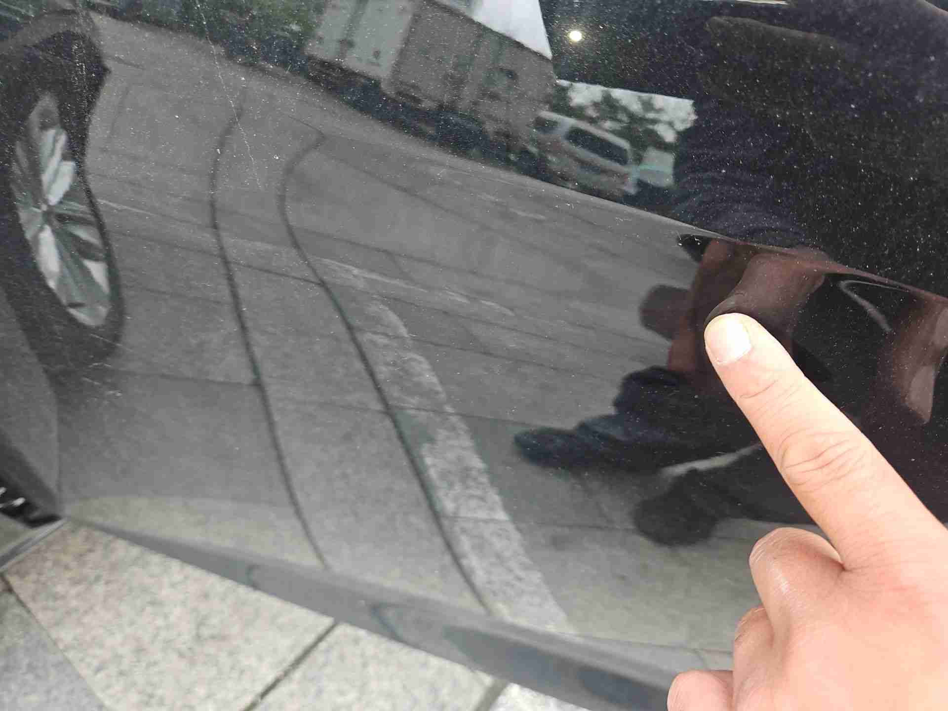 左侧前门漆面轻微损伤实拍