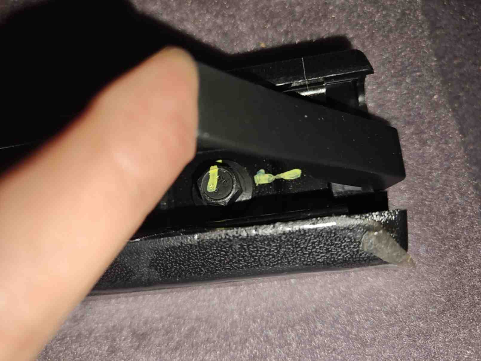 右前座椅滑轨拆卸痕迹实拍