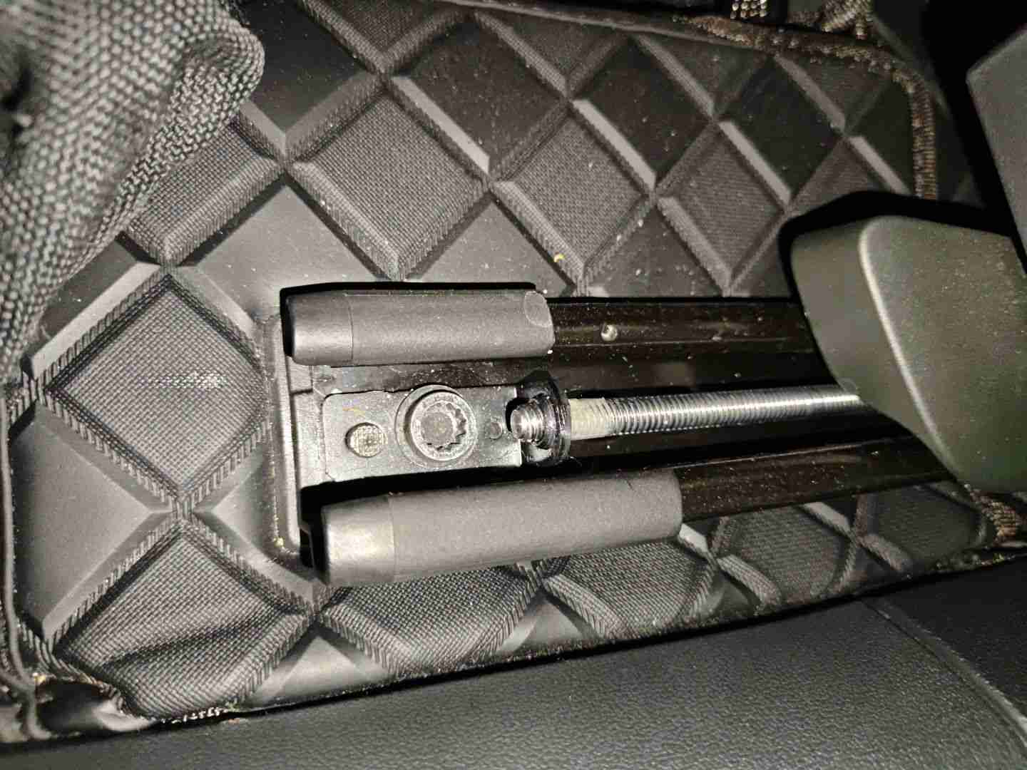 左前座椅滑轨拆卸痕迹实拍