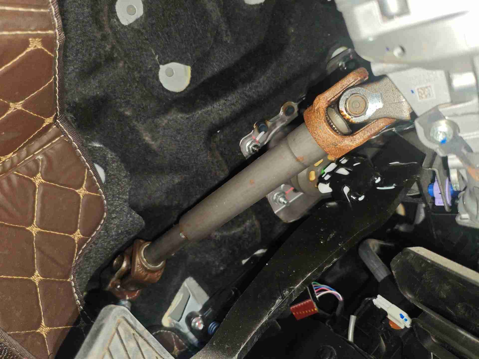 转向柱局部锈渍实拍