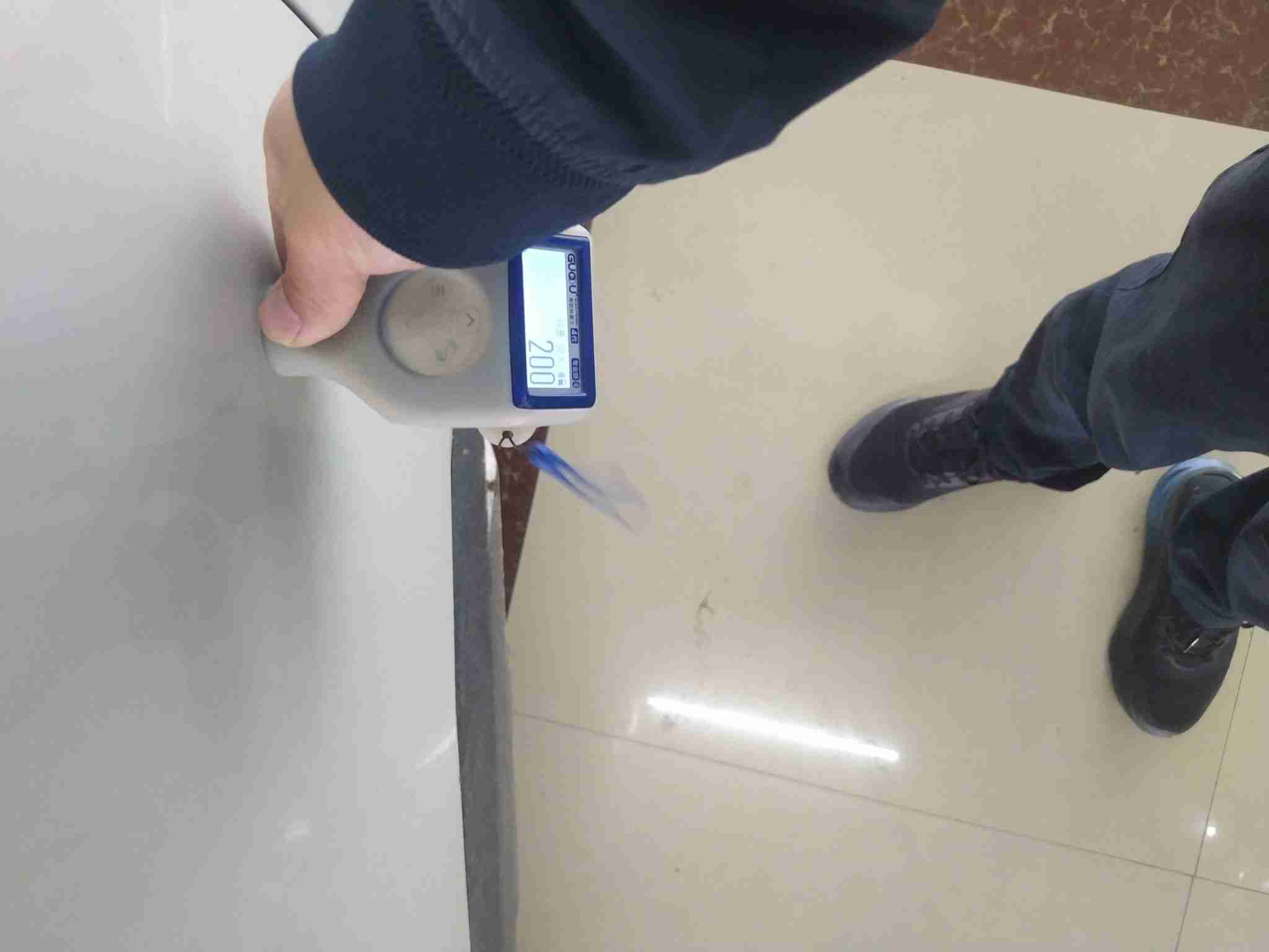 右侧前门漆面钣金修复痕迹实拍