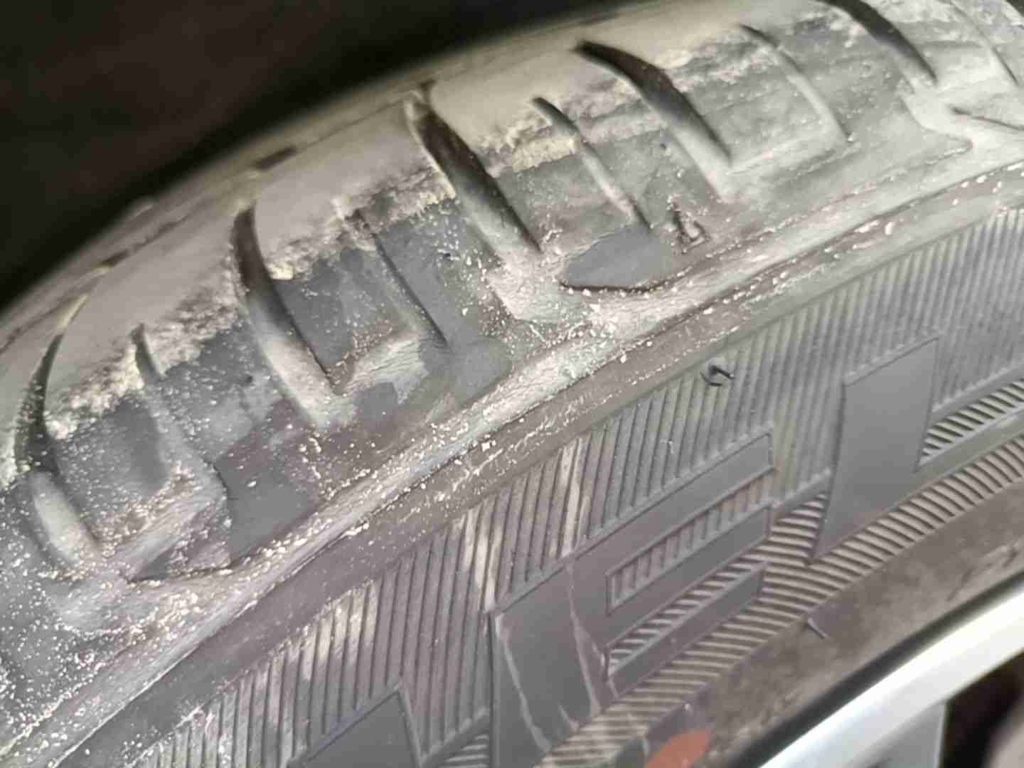 左后轮胎老化情况实拍