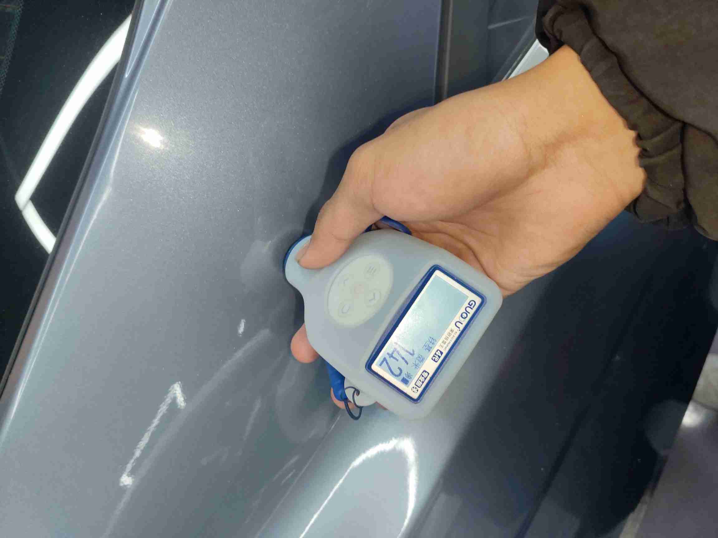 右C柱外侧漆面喷漆修复痕迹实拍